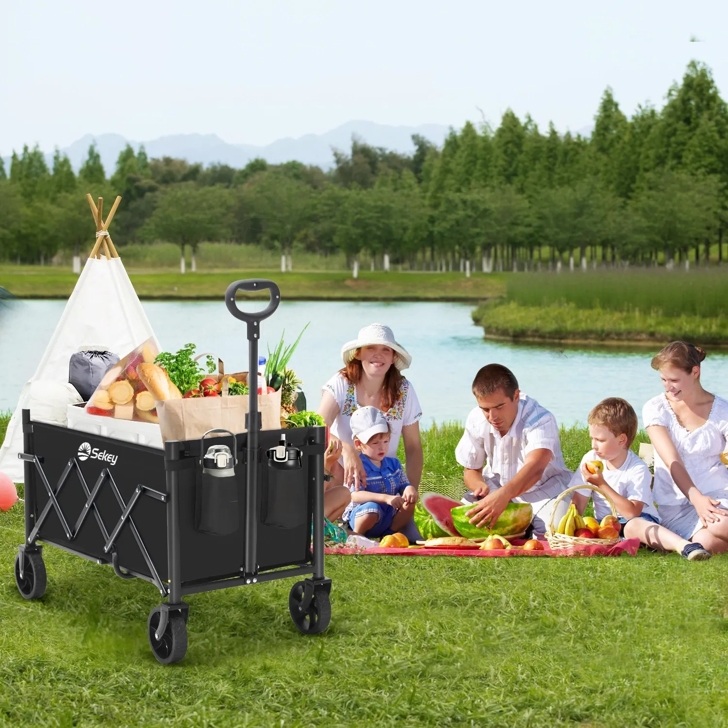 Schwarzer faltbarer Sekey Bollerwagen (60L, 80kg) mit Picknickzubehör am See, ideal für Camping & Transport.