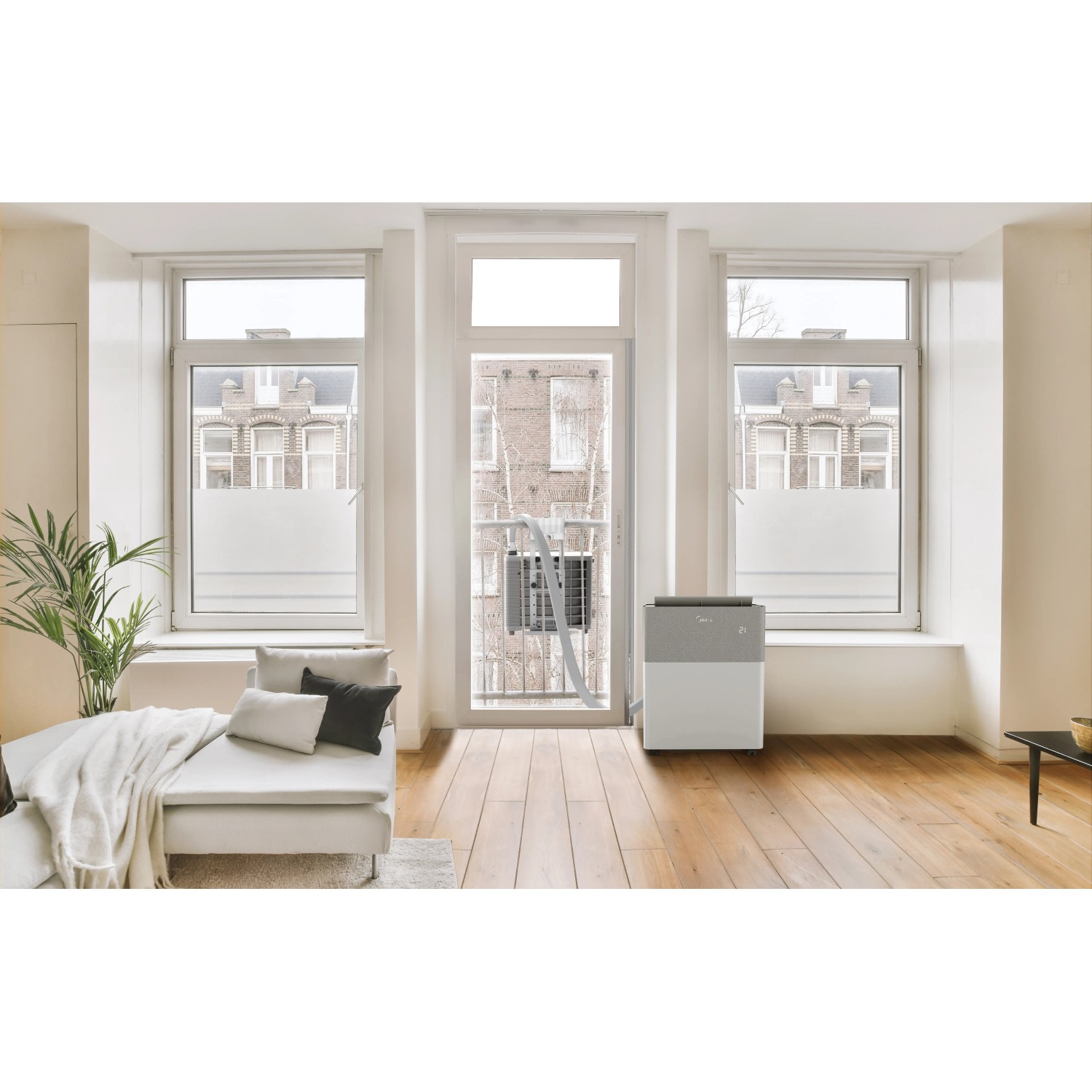 Midea PortaSplit Klimaanlage mit weißer Fensterabdichtung im Wohnraum.