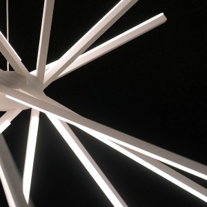 Moderne, weiße LED-Pendelleuchte Shanghai mit acht Armen und warmweißem Licht.