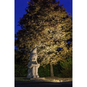 Heissner LED-Spot beleuchtet Gartenbaum warmweiss. Teichbeleuchtung für stimmungsvolles Licht.