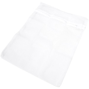 Weißes Fackelmann Wäsche-Schutznetz, 30x40 cm, mit Reißverschluss für schonendes Waschen.