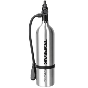 Topeak TubiBooster CO2 Kartuschenpumpe, silberner Aluminium-Drucklufttank mit schwarzem Schlauch für Fahrradreifen.