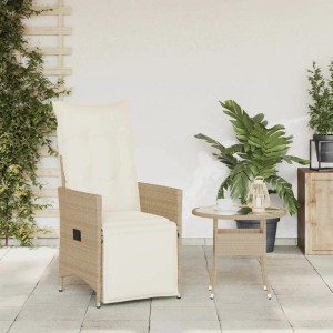 Beiger verstellbarer Poly Rattan Gartensessel mit cremeweißen Kissen auf Terrasse.