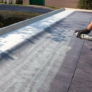 Anwendung: Dachprotect EPDM Kontaktkleber SprayBond 750ml für Bauabdichtungen auf einer Dachfläche.
