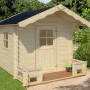 Unbehandeltes Palmako Spielhaus Stina mit Terrasse und Fenster im Garten.