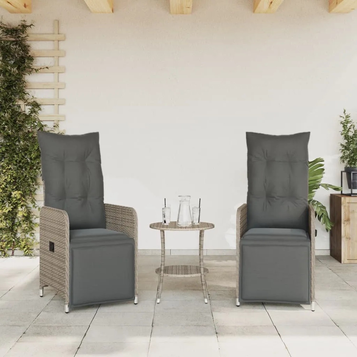2 graue, verstellbare Gartensessel mit Kissen aus Polyrattan und Stahl. Ideal für Garten oder Terrasse.