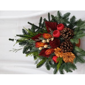 Grabschale Nobilis, 22 cm, mit roter Garnierung, Zapfen, Lotusblüten und saisonalen Pflanzen.