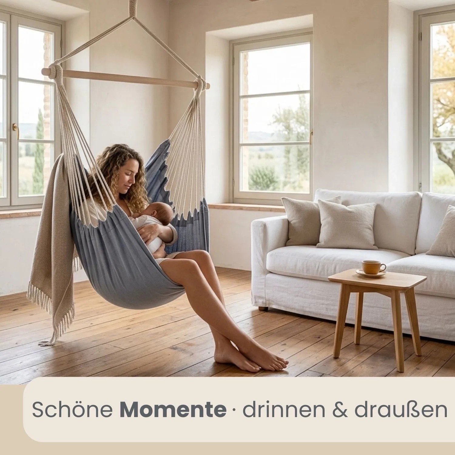 AMANKA XXL Hängesessel in Lilac Grau mit Frau und Baby im Wohnzimmer. Gemütlicher Baumwoll-Hängestuhl für Entspannung.
