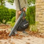Gardena Akku-Laubsauger/-bläser PowerJetCollect Solo im Einsatz mit Fangsack und Tragegurt.