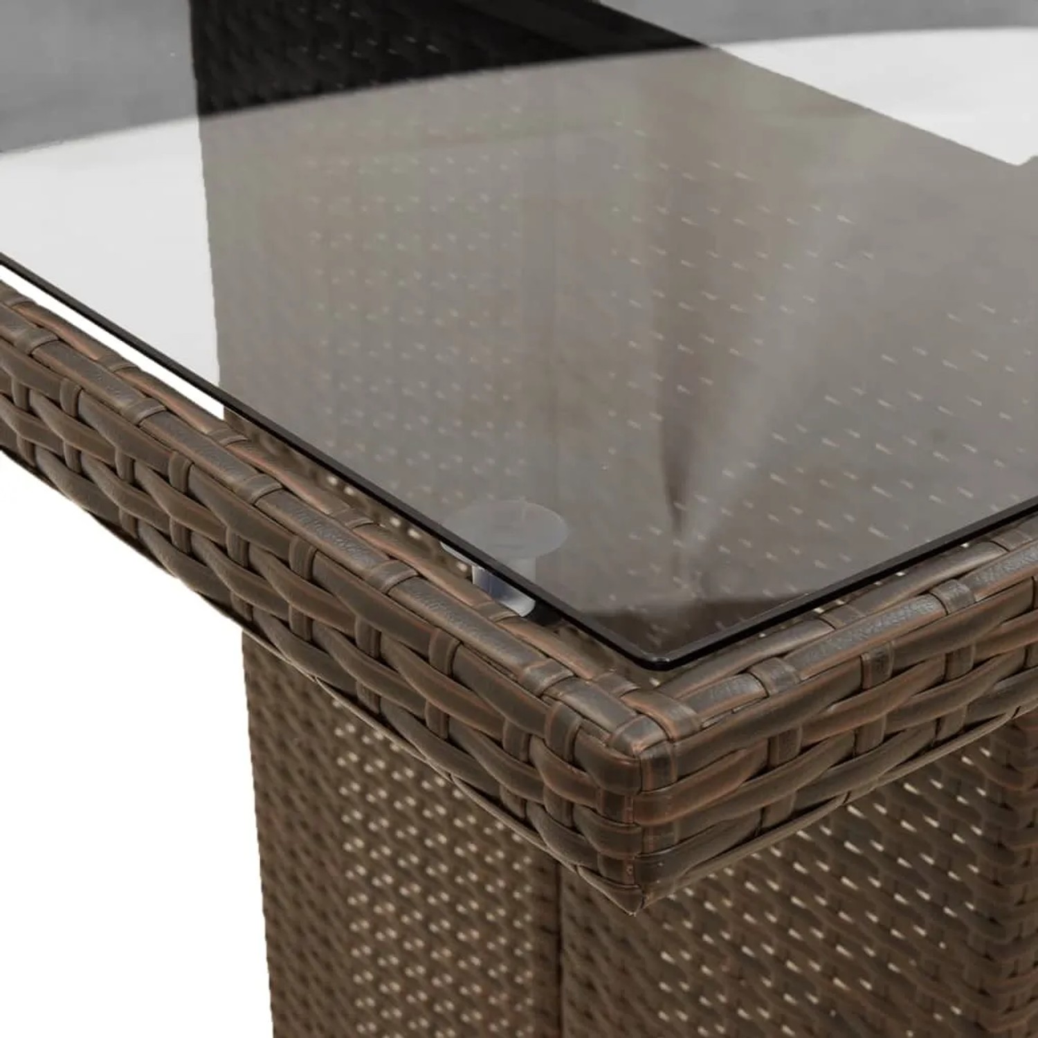 Detailansicht: Gartentisch der vidaXL Essgruppe, braunes Polyrattan mit Glasplatte. Gartenmöbel.
