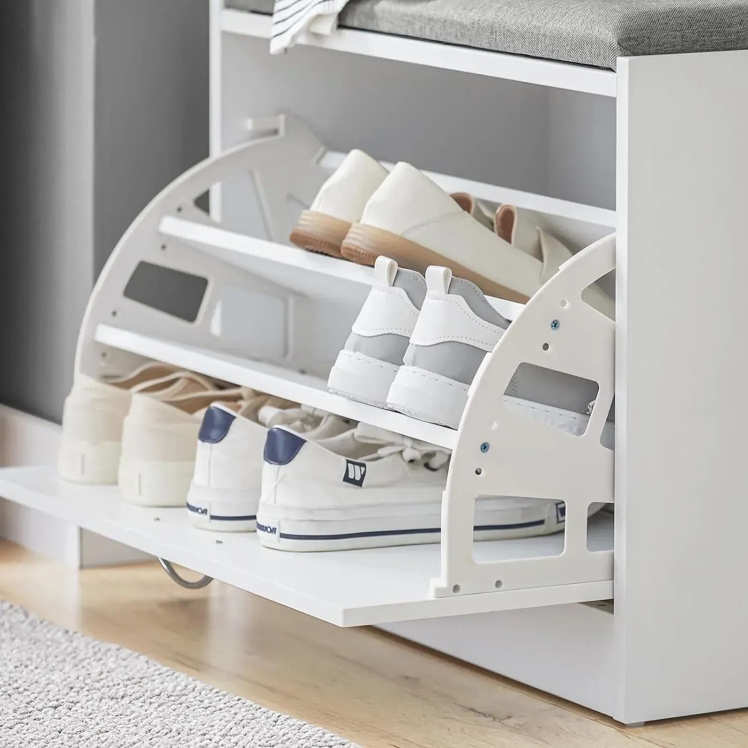 Graue SoBuy Schuhbank mit Sitzkissen und Schuhklappe, gefüllt mit Schuhen.