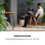 Mann liest in modernem Raum mit Klarstein Klimaanlage im Hintergrund.