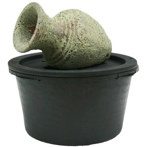 Gartenbrunnen-Set Larissa: Amphore im Antik-Look auf schwarzem Becken mit Abdeckung.