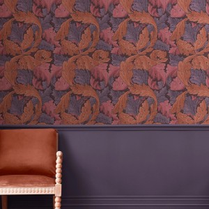 William Morris Acanthus Vliestapete in Lila mit floralem Muster an der Wand.