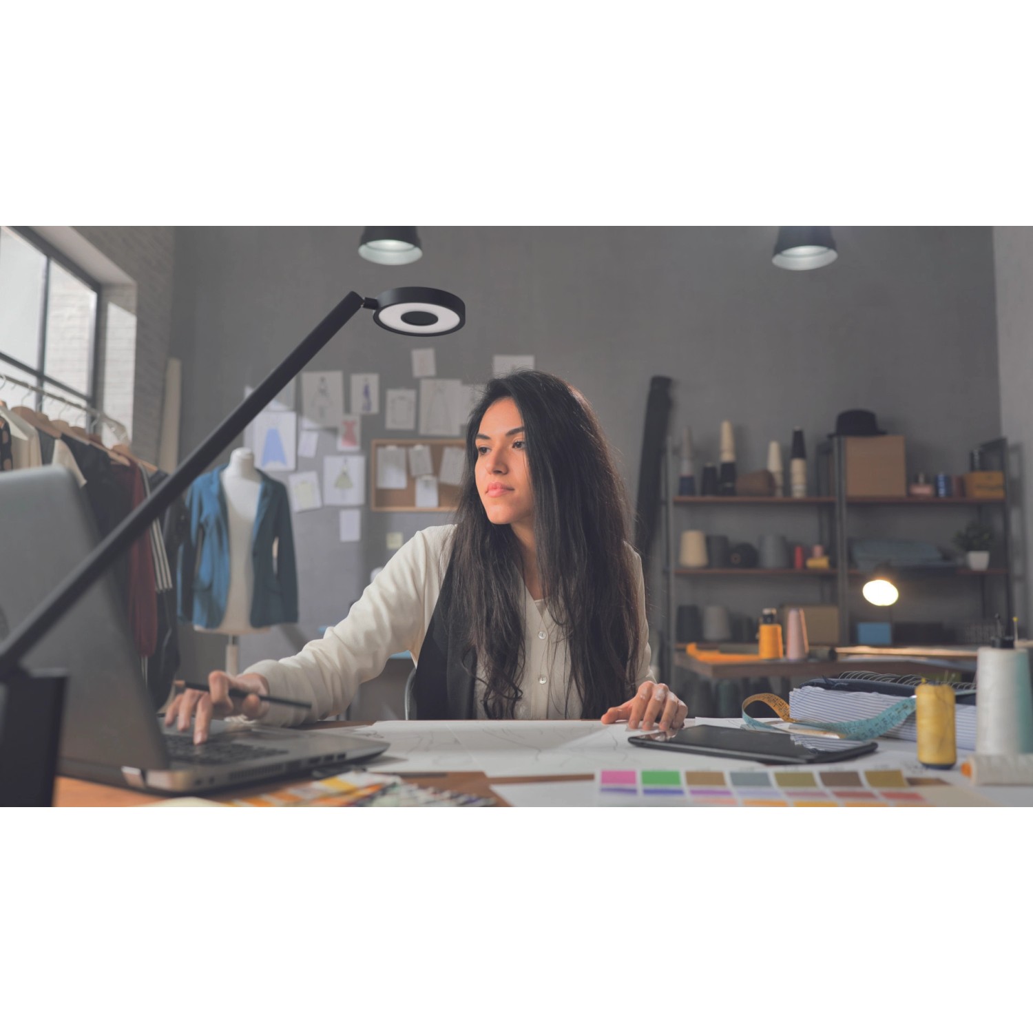 Schwarze Luctra LED Schreibtischlampe Table Lite mit Gestensteuerung im Einsatz.