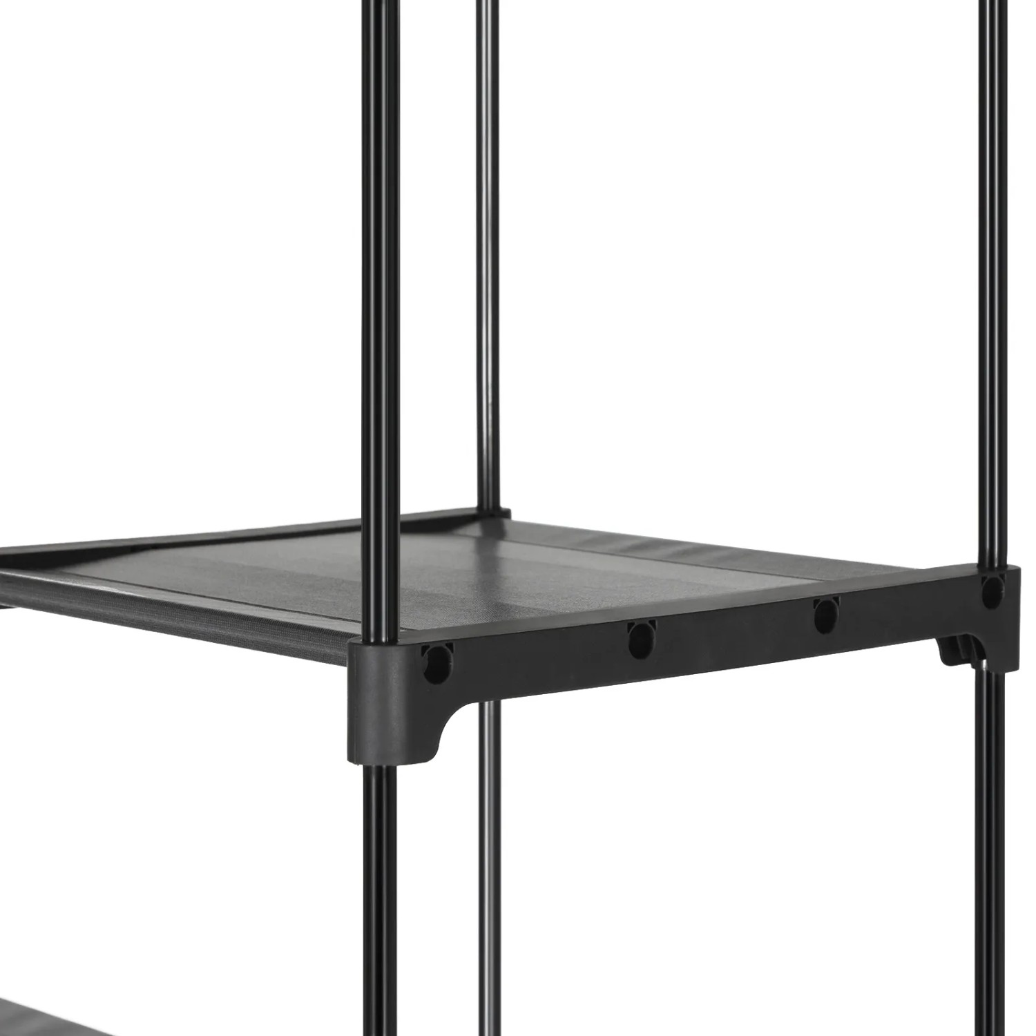 Detailaufnahme: Schwarzer Stoffschrank von Songmics, Einlegeboden und Metallrohre.