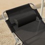 Detailansicht: Schwarze SoBuy Gartenliege mit Kopfkissen und Metallgestell.