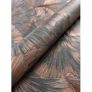 Moderne Vliestapete Neriah Copper mit grauem Dschungel-Muster, kupferfarbenen Palmenblättern und metallischem Glanz.