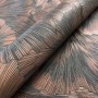 Moderne Vliestapete Neriah Copper mit grauem Dschungel-Muster, kupferfarbenen Palmenblättern und metallischem Glanz.