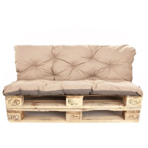 Beiges Palettenkissen Set mit Sitz- und Rückenkissen auf Holzpaletten. Ideal für Garten, Terrasse & Lounge.