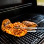 Char-Broil Spitzzange im Einsatz: Grillgut wird gewendet. Ideal für feines Grillgut.