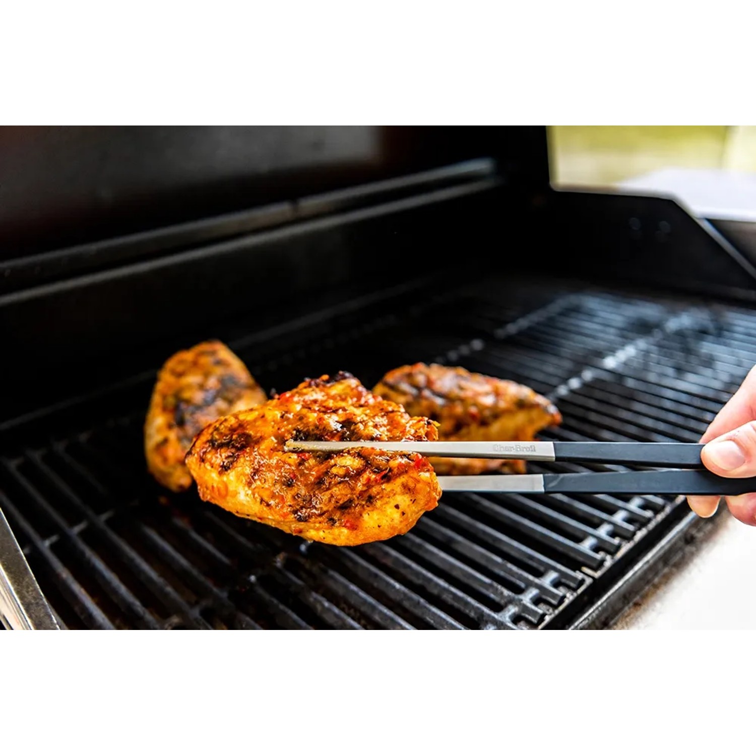 Char-Broil Spitzzange im Einsatz: Grillgut wird gewendet. Ideal für feines Grillgut.