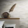 Marburg Vliestapete Habitat, grafisches Muster in Grau-Beige, Schlafzimmer-Szene.