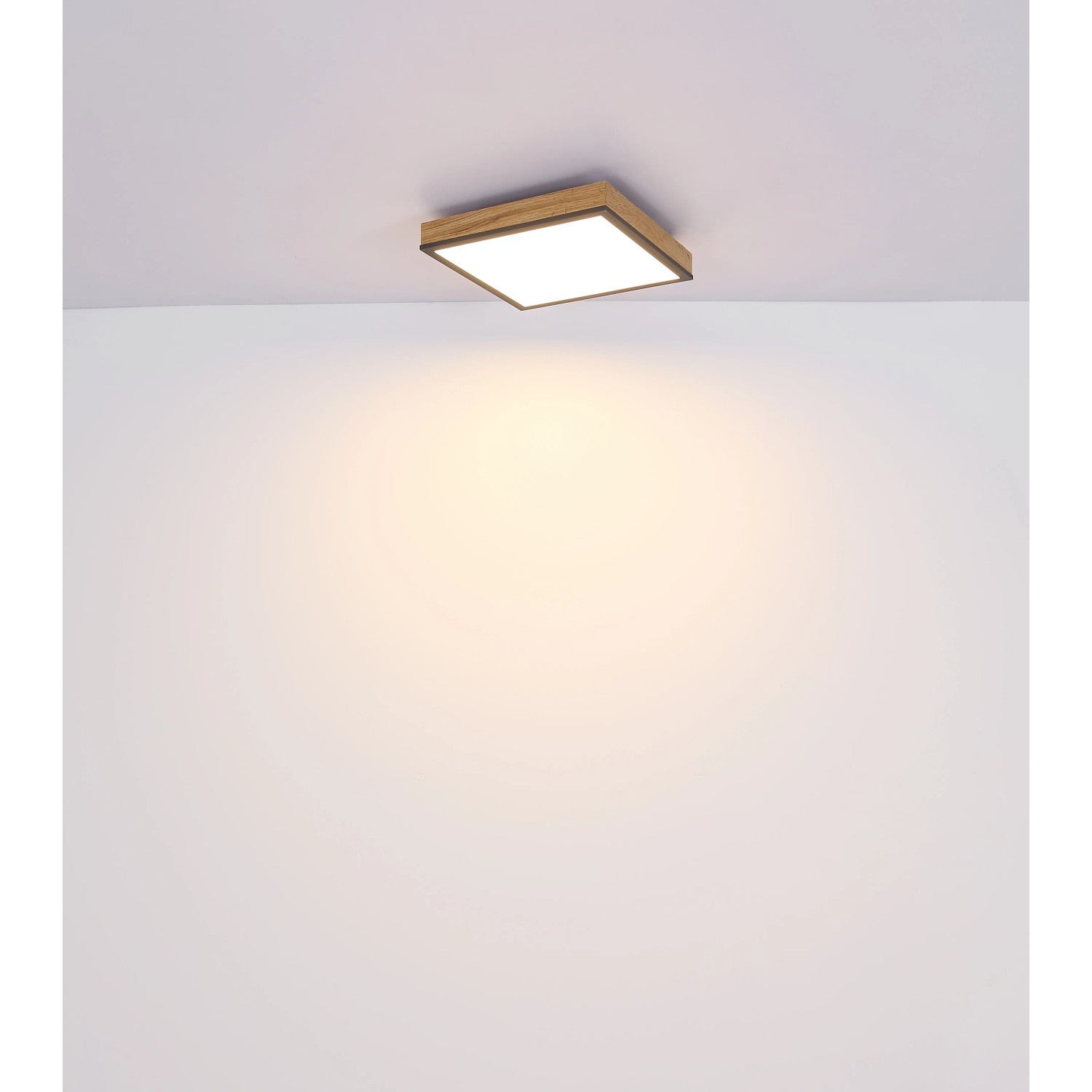 Quadratische Globo LED-Deckenleuchte Doro mit Holzrahmen und Graphitrand, Licht an der Decke.