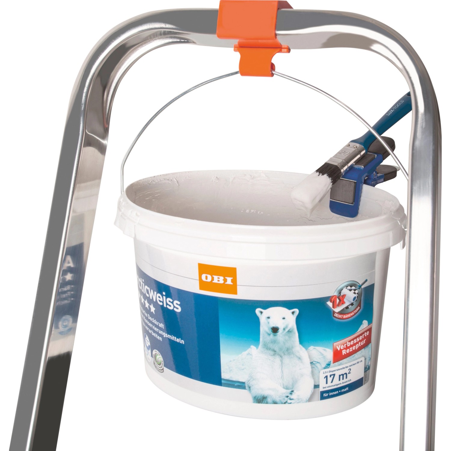 Detailaufnahme: Haushaltsleiter mit Farbeimer und Pinsel am Eimerhaken.