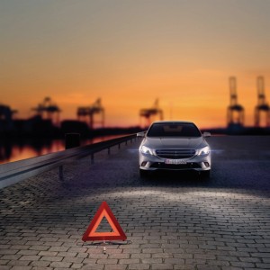 Osram Ersatzlampen-Box H7: Auto mit Warndreieck für Notfallsituationen.