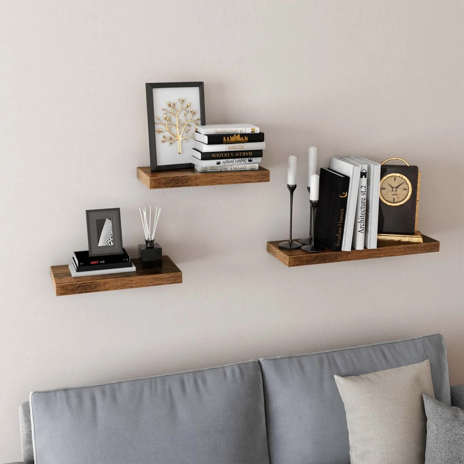 Vasagle Wandregale, 3er Set, Vintagebraun, mit Deko-Elementen an der Wand.
