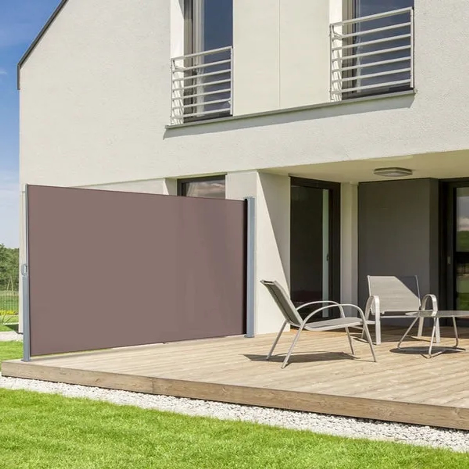 Braune KARAT Seitenmarkise 180x300 cm auf Terrasse, flexibler Sicht- und Windschutz.