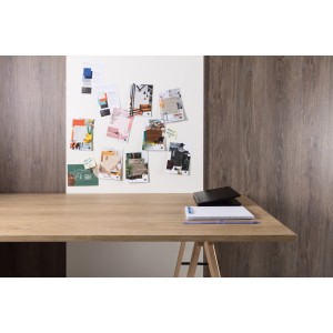 Tischplatte Robinson in Eichenoptik, 120x80 cm, mit Notizen an der Wand, für Büro oder Arbeitszimmer.