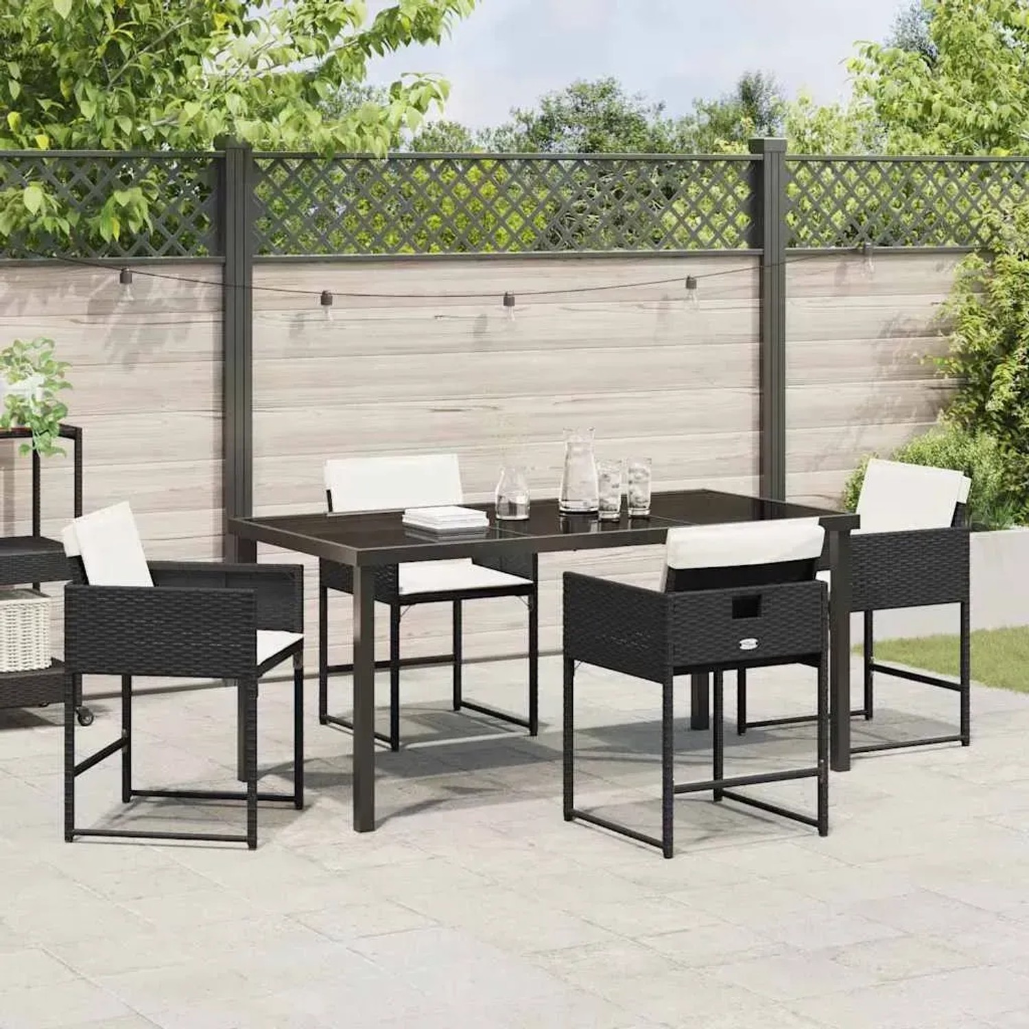 Schwarze 5-tlg. vidaXL Garten Essgruppe aus Poly Rattan mit Tisch und Stühlen mit Kissen.