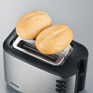 Severin AT 2514 Toaster mit Brötchenaufsatz und zwei Brötchen.