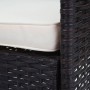 Detailansicht der braunen Poly-Rattan Lounge-Garnitur mit creme-farbenen Kissen.