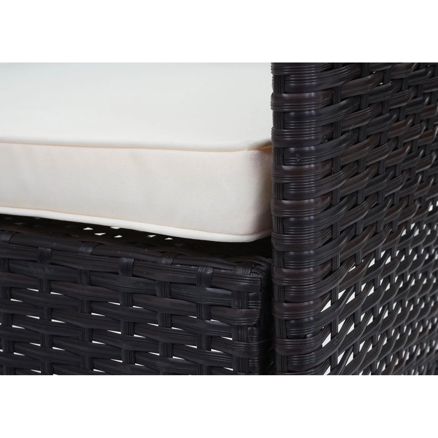 Detailansicht der braunen Poly-Rattan Lounge-Garnitur mit creme-farbenen Kissen.