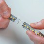 Hände verbinden Paulmann MaxLED 500 LED-Streifen. Einfaches Stecksystem für flexible Installation.