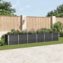 Anthrazitfarbenes furnicato Garten-Hochbeet aus verzinktem Stahl, 480x80x77 cm, bepflanzt.