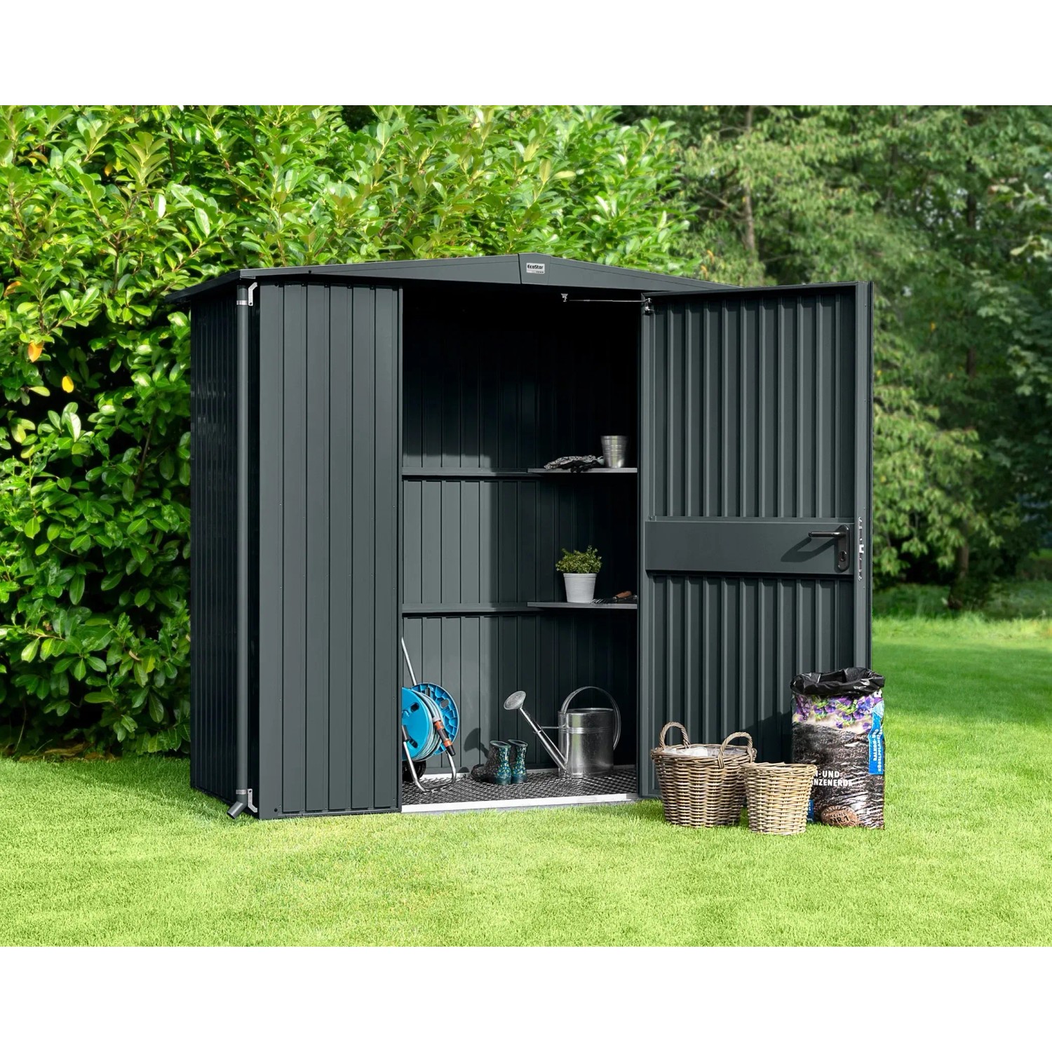 Offenes, anthrazitgraues Ecostar Gerätehaus mit Satteldach und Gartenzubehör.