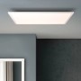 Weißes, eckiges LED-Deckenpanel Buffi (60x60 cm) mit kaltweißem Licht an der Decke.