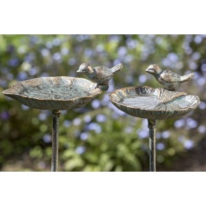 Grüne Vogeltränke als Gartenstab mit Vogel aus Gusseisen, Gartendekoration.