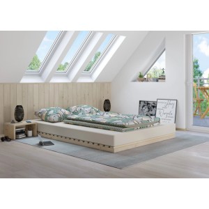 Metallfreies Fichtenholz Niederflurbett 140x200 cm mit Futon Lattenrost in hellem Schlafzimmer. Minimalistisches Design.