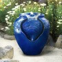 Blauer Teamson Home Gartenbrunnen in Topfform mit LED-Beleuchtung.