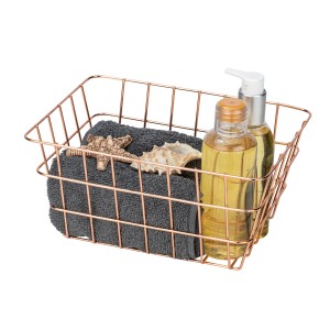 Kupferfarbener Badkorb Viana mit Handtuch und Kosmetikprodukten.