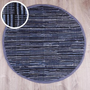 Runder Jeans Flickenteppich „Jeans Check“ (Ø 150 cm) in verschiedenen Blautönen.