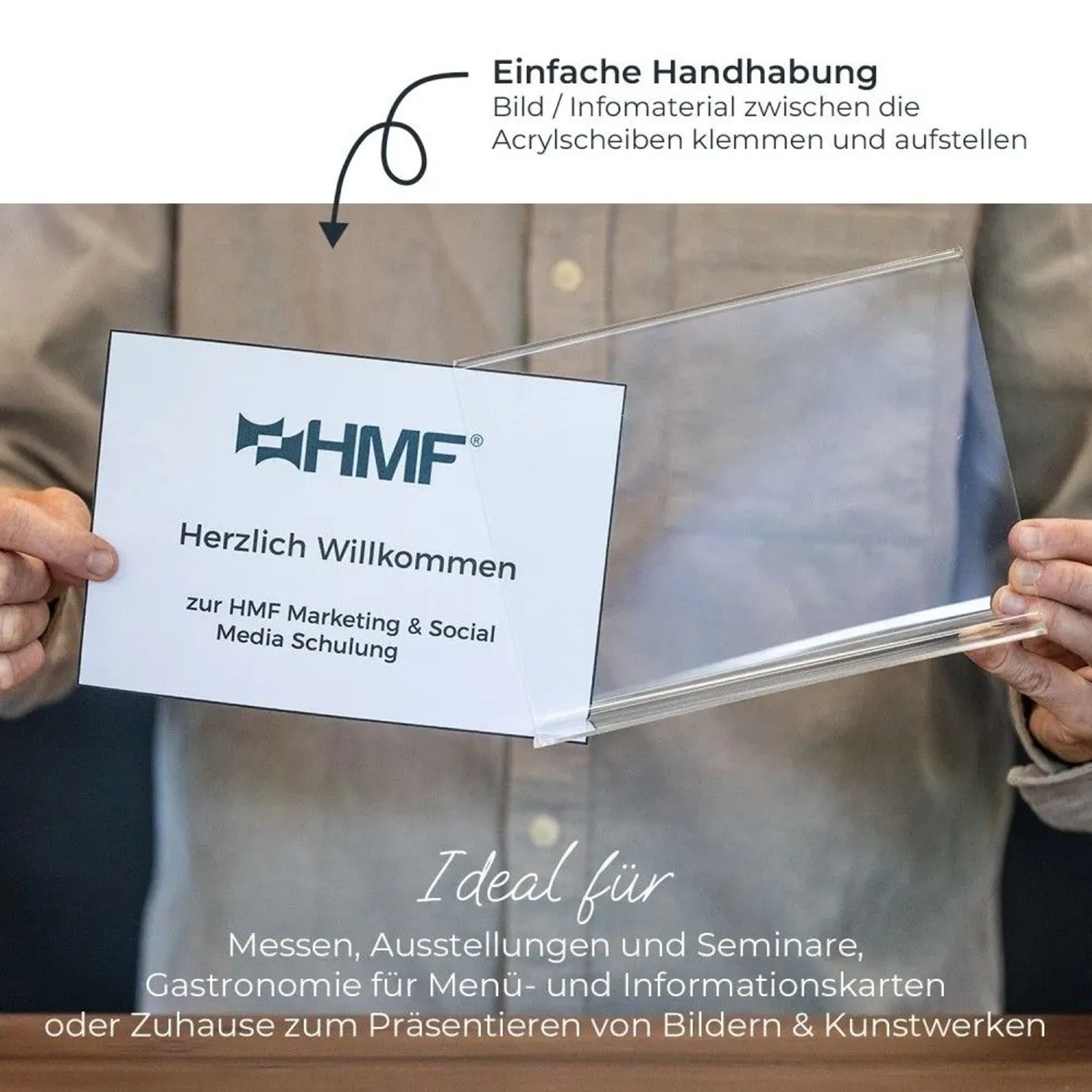 Glasklarer Acryl Tischaufsteller DIN A4 Hochformat, von Händen gehalten mit Infokarte. Ideal für Büro, Messen, Gastro.