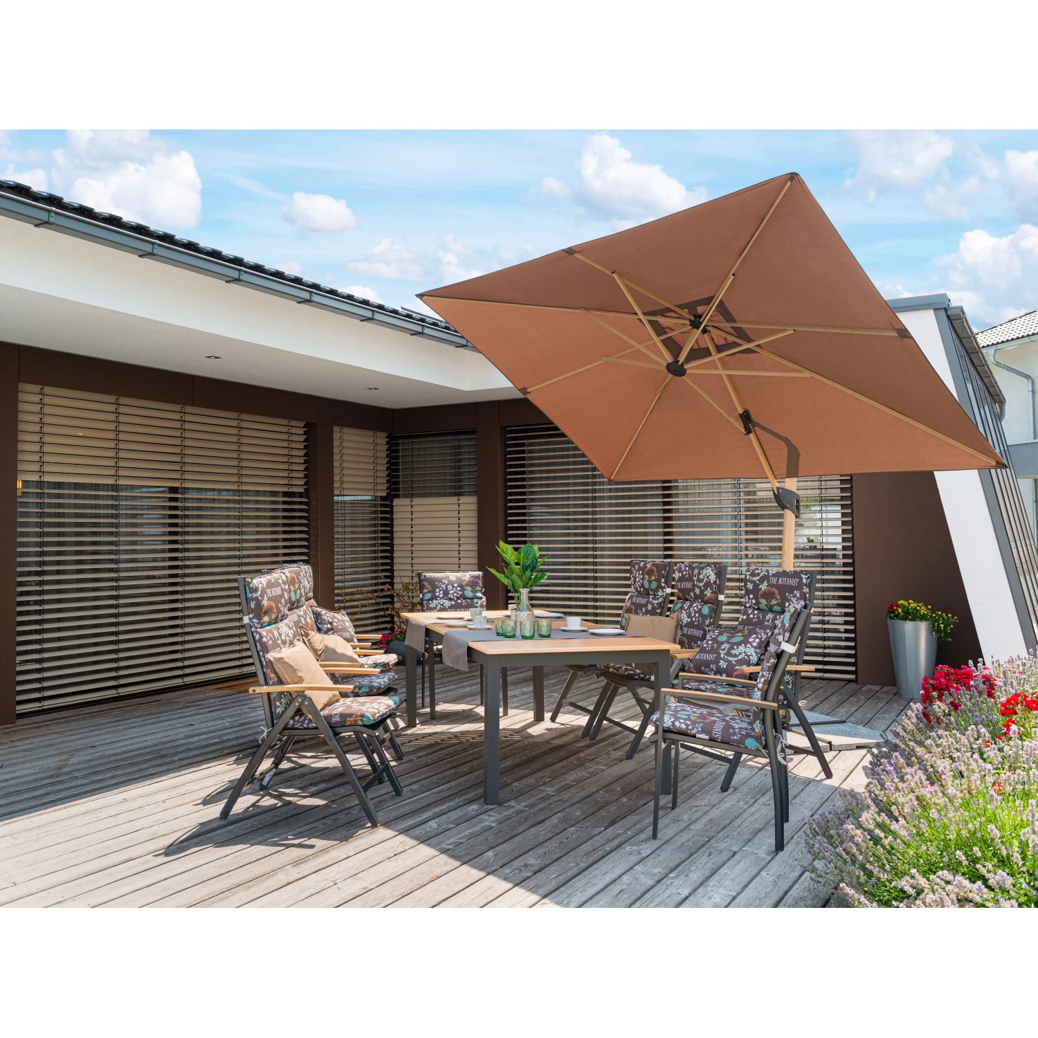 Rechteckiger, greige Doppler Ampelschirm Alu Wood 300x220 cm mit Dreh- und Neigungsfunktion über einer Sitzgruppe.