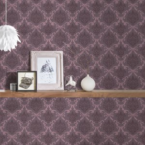 Violette Textil Vliestapete mit Barock Ornament Muster für Wohn- und Esszimmer.