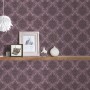 Violette Textil Vliestapete mit Barock Ornament Muster für Wohn- und Esszimmer.